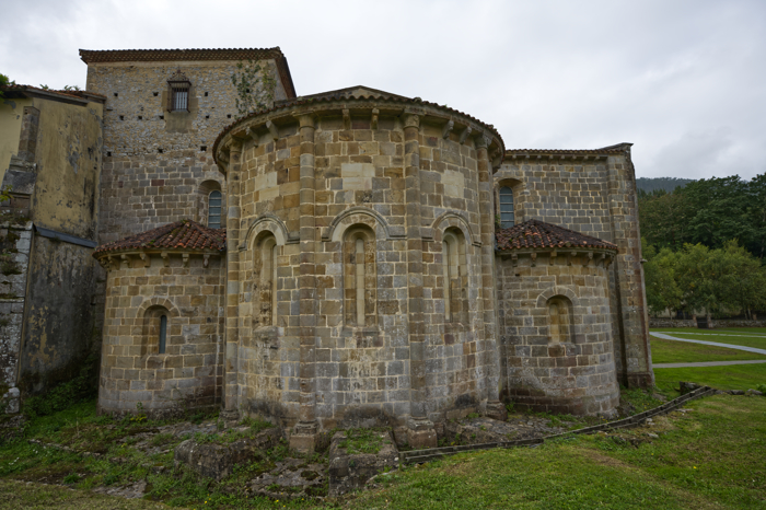 Vista exterior de la cabecera de la iglesia del monasterio de Valdedios